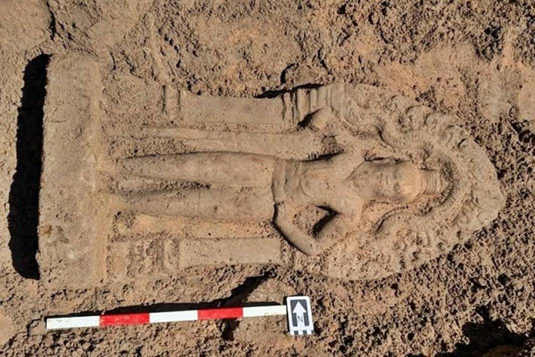 Arkeologlar bile şaştı kaldı: Şaşırtıcı derecede iyi durumdalar! Koruma altındaki kum taşı heykellerinin yenileri bulundu 6